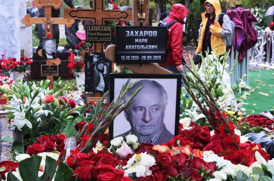Похорони марка. Могила марка Захарова на Новодевичьем кладбище. Могила марка Захарова.